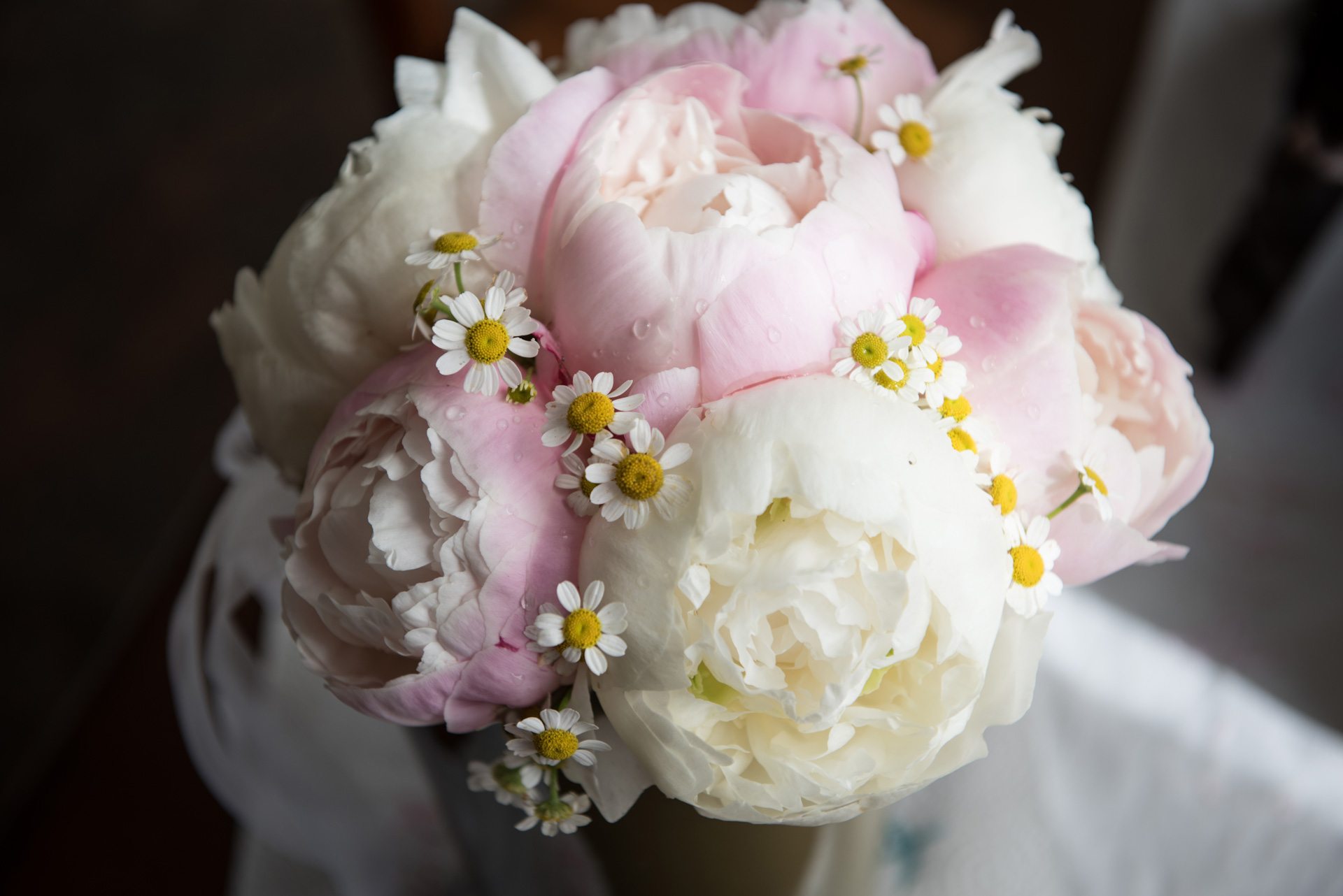 bouquet di fiori con camomille