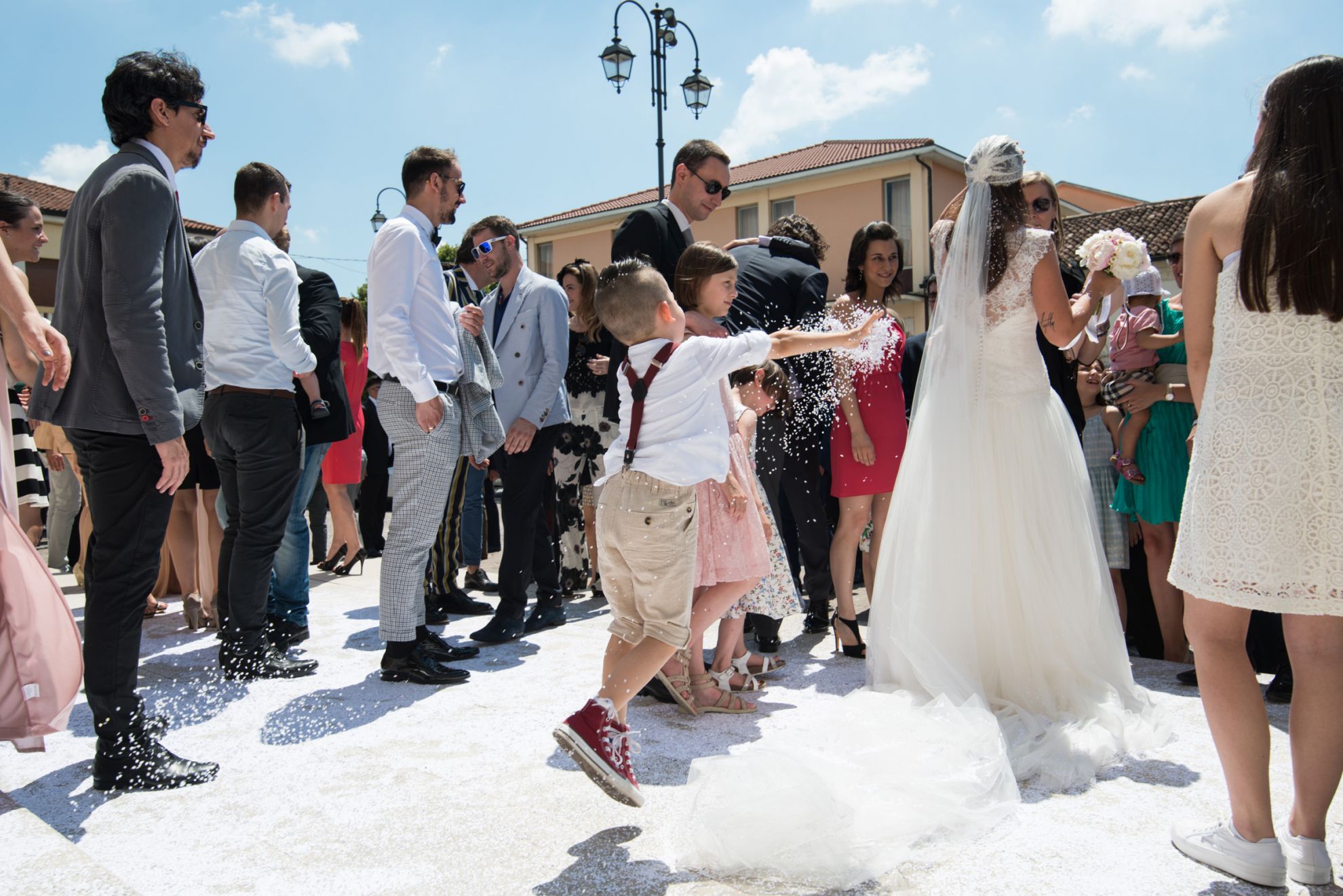 bambino lancia coriandoli verso la sposa fuori dalla chiesa di Bolzano Vicentino