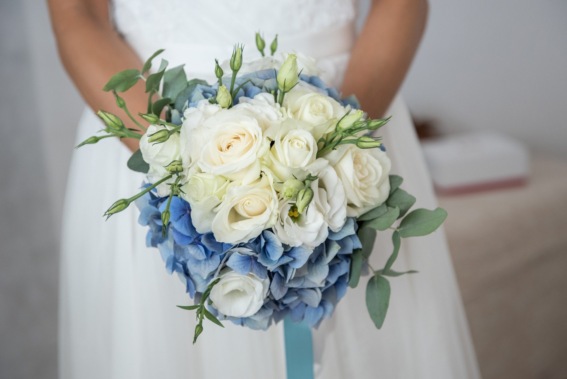 bouquet sposa con rose bianche e fiori blu riviera del brenta