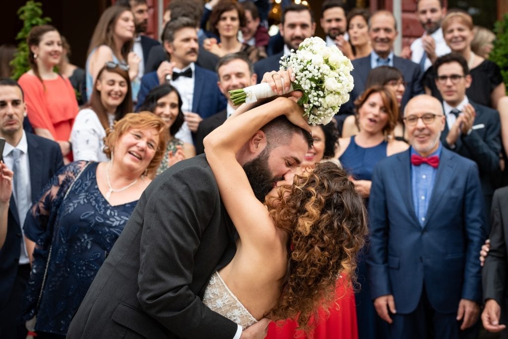 bride-groom-kiss-wedding-photo-reportage