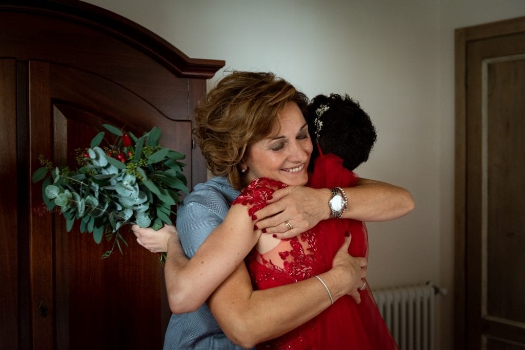 hug-red-bride-mom-photo
