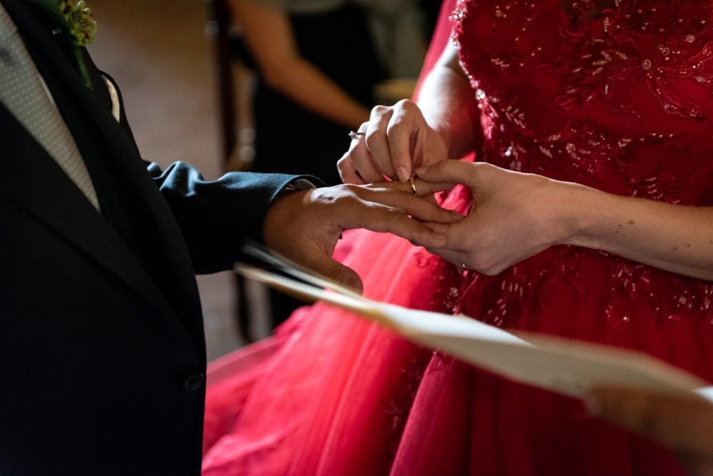 rings-wedding-red-tuscany-photo