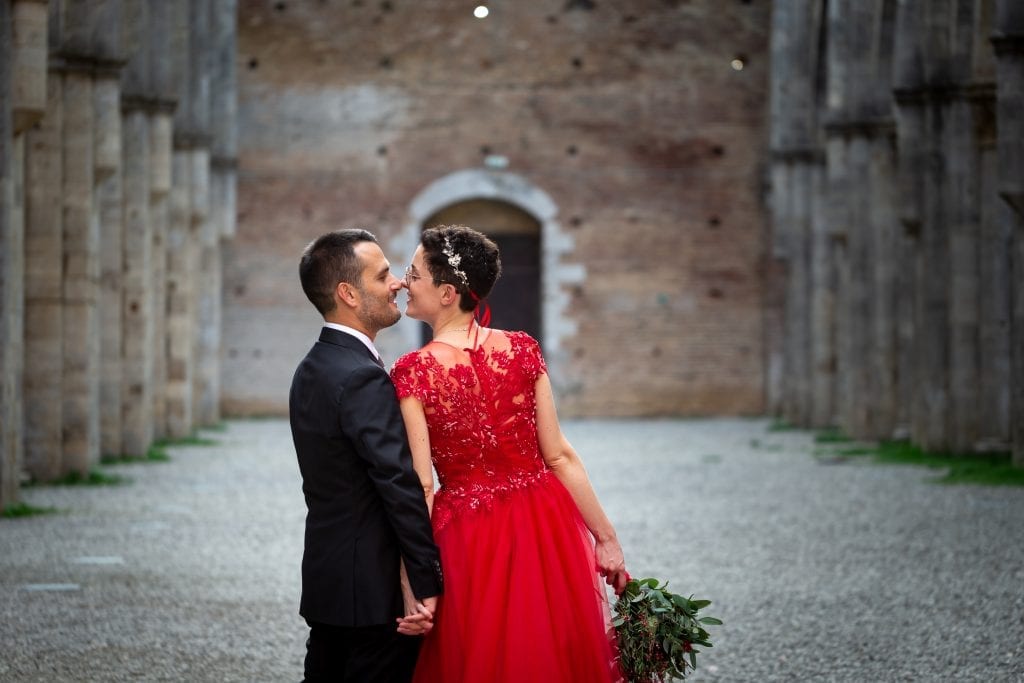 wedding-red-bride-galgano-tuscany