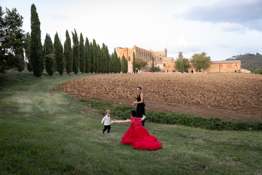 landscape-tuscany-wedding-red-bride