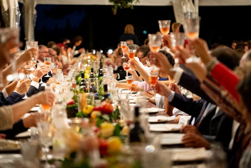 toast-wedding-tuscany-photo-party